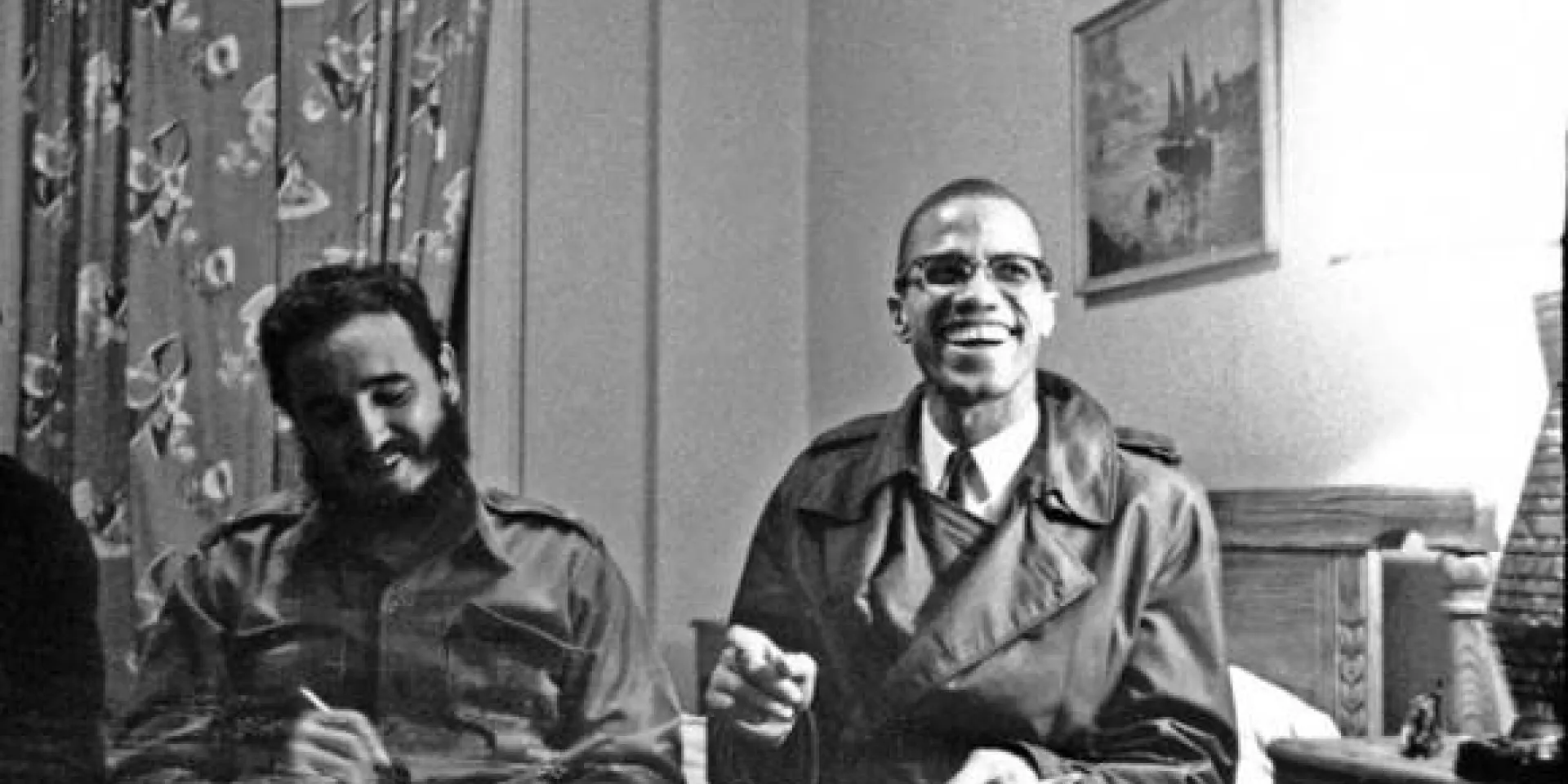 Fidel Castro sonríe en compañía de Malcom X, activista estadounidense y defensor de los derechos de los afroamericanos, Hotel Theresa, Nueva York, 1960 (tenía 34 años). Foto: Reuters.