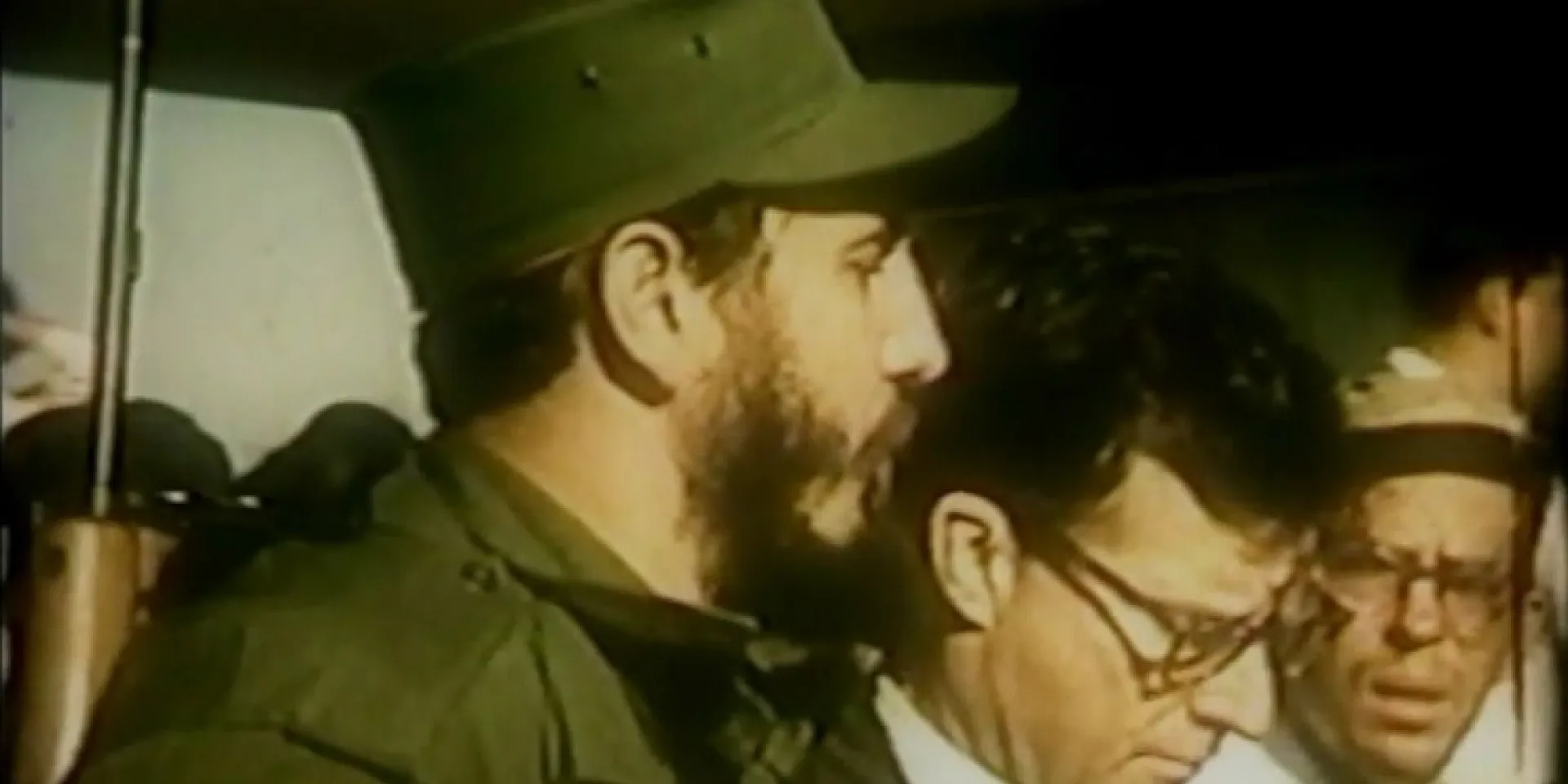 Fidel Castro y Enrique Oltuski entrando al Distrito Naval del Sur, en Cayo Loco