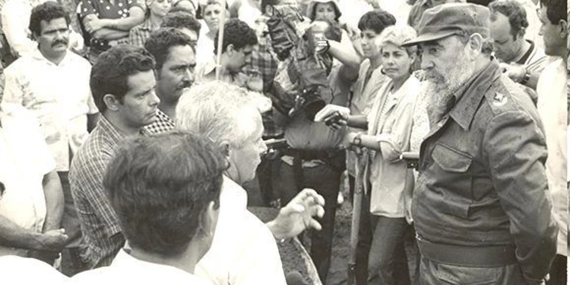 Fidel como siempre rodeado del pueblo. Fábrica de queso en construcción en Sibanicú. Foto: Archivo