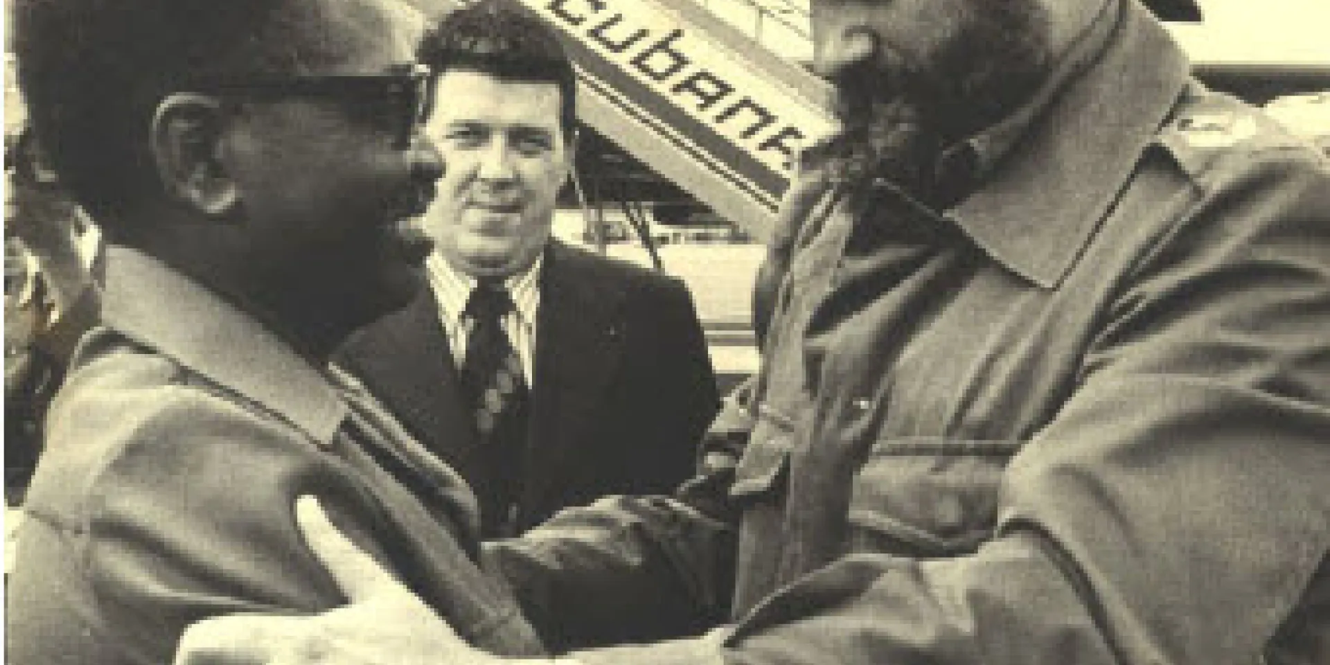 Es recibido por Agostinho Neto, primer presidente de la República Popular de Angola y máximo líder del Movimiento Popular de Liberación de Angola (MPLA) en el aeropuerto de Belas, Angola. Foto: Joaquín Viñas