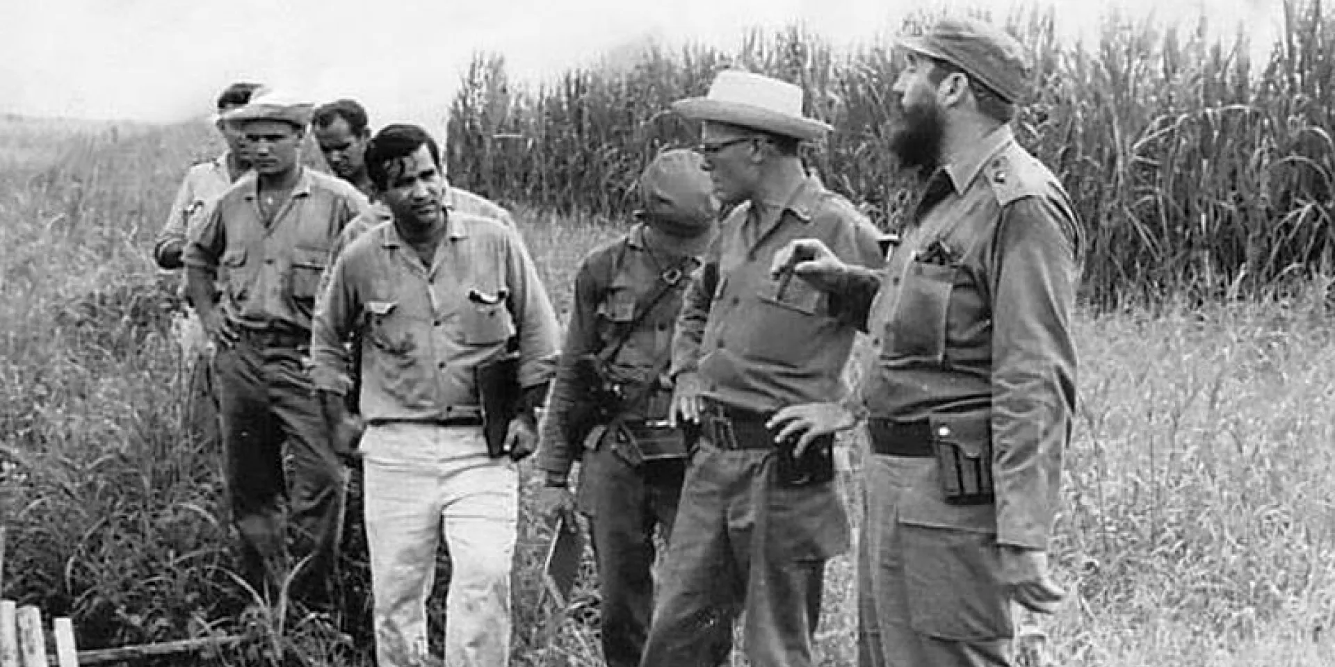 Fidel (al lado Faustino Pérez), visitaba los lugares y chequeaba cada detalle del programa arrocero.
