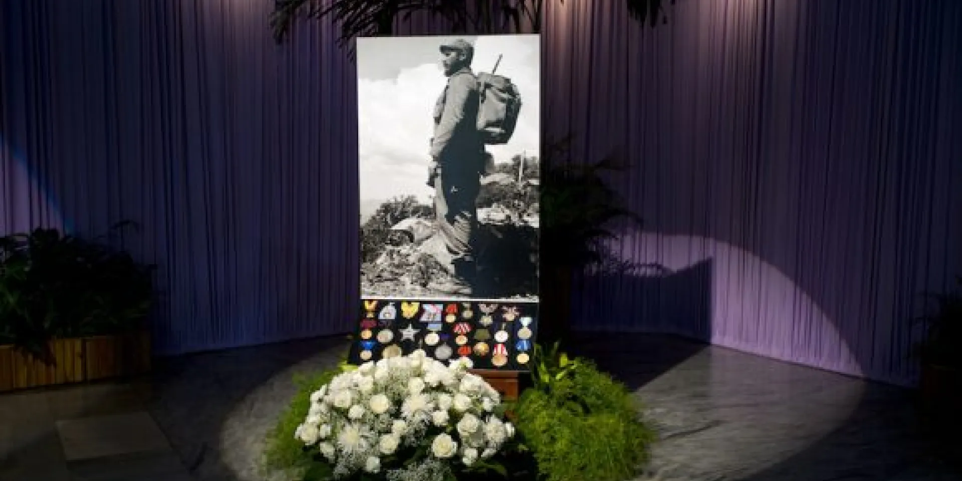 Rosas blancas para Fidel en el Memorial José Martí. Foto: Ramón Espinosa/ AP
