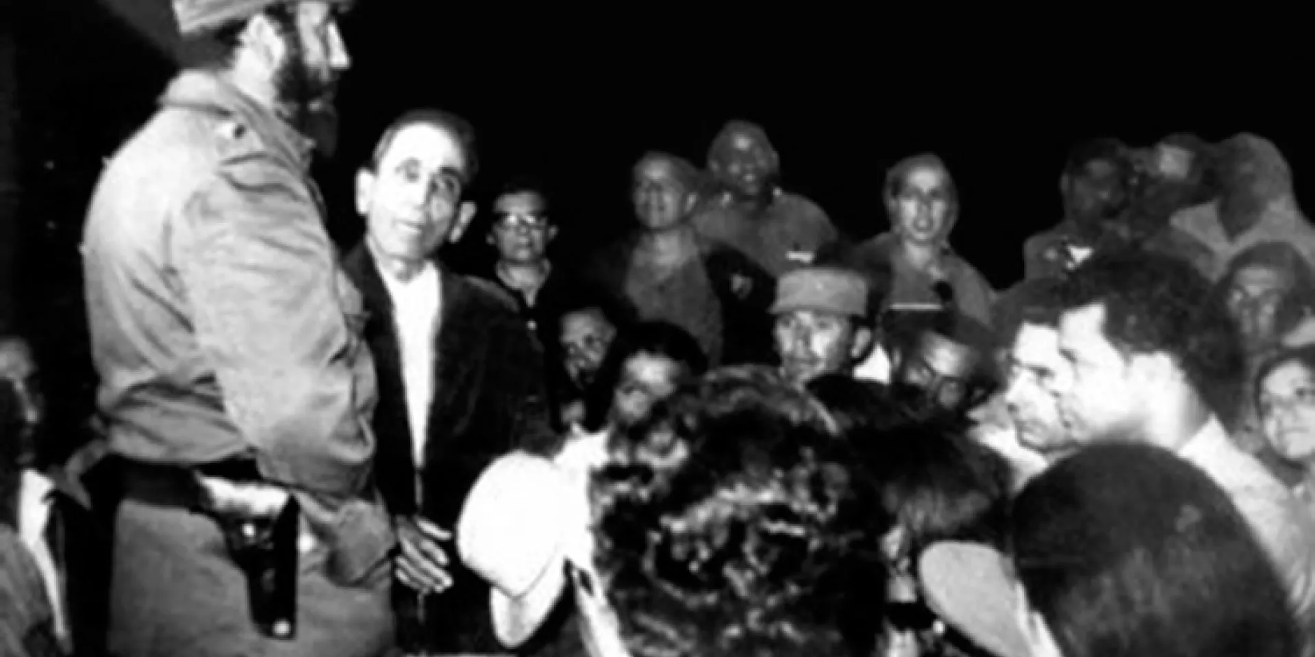 Fidel Castro reunido con pobladores de La Yaya, el sábado 19 de febrero de 1972. Una década después Villa Clara produjo 49 500 000 litros de leche, y La Vitrina estuvo entre las entidades cumplidoras.