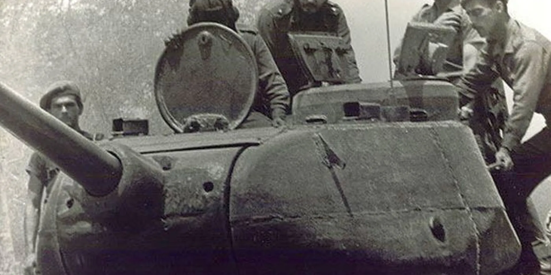Fidel en un tanque durante los combates de abril de 1961