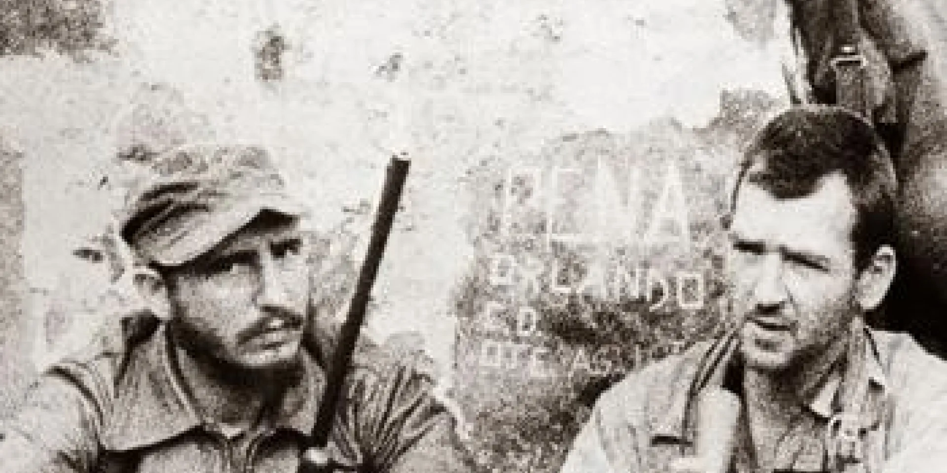 En plena Sierra Maestra, Fidel le concede una entrevista a Bob Taber, reportero de la CBS News.