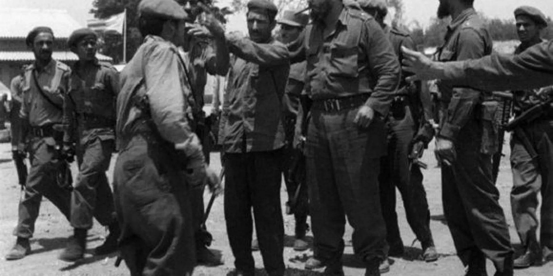 Fidel dialoga con los milicianos e imparte las órdenes de combate en Playa Girón, el 17 de abril de 1961. Foto: Sitio Fidel Soldado de las Ideas.