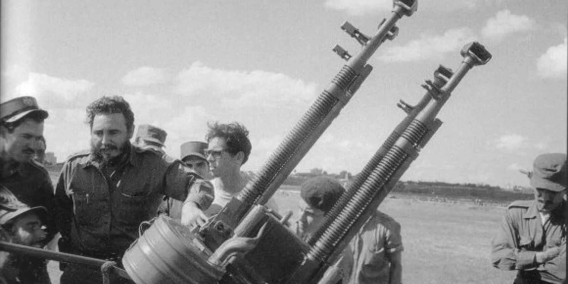 Fidel visita una brigada de la Defensa Antiaérea durante la invasión de las tropas mercenarias dirigidas por el gobierno estadounidense a Playa Girón, el 17 de abril de 1961. Foto: Sitio Fidel Soldado de las Ideas.