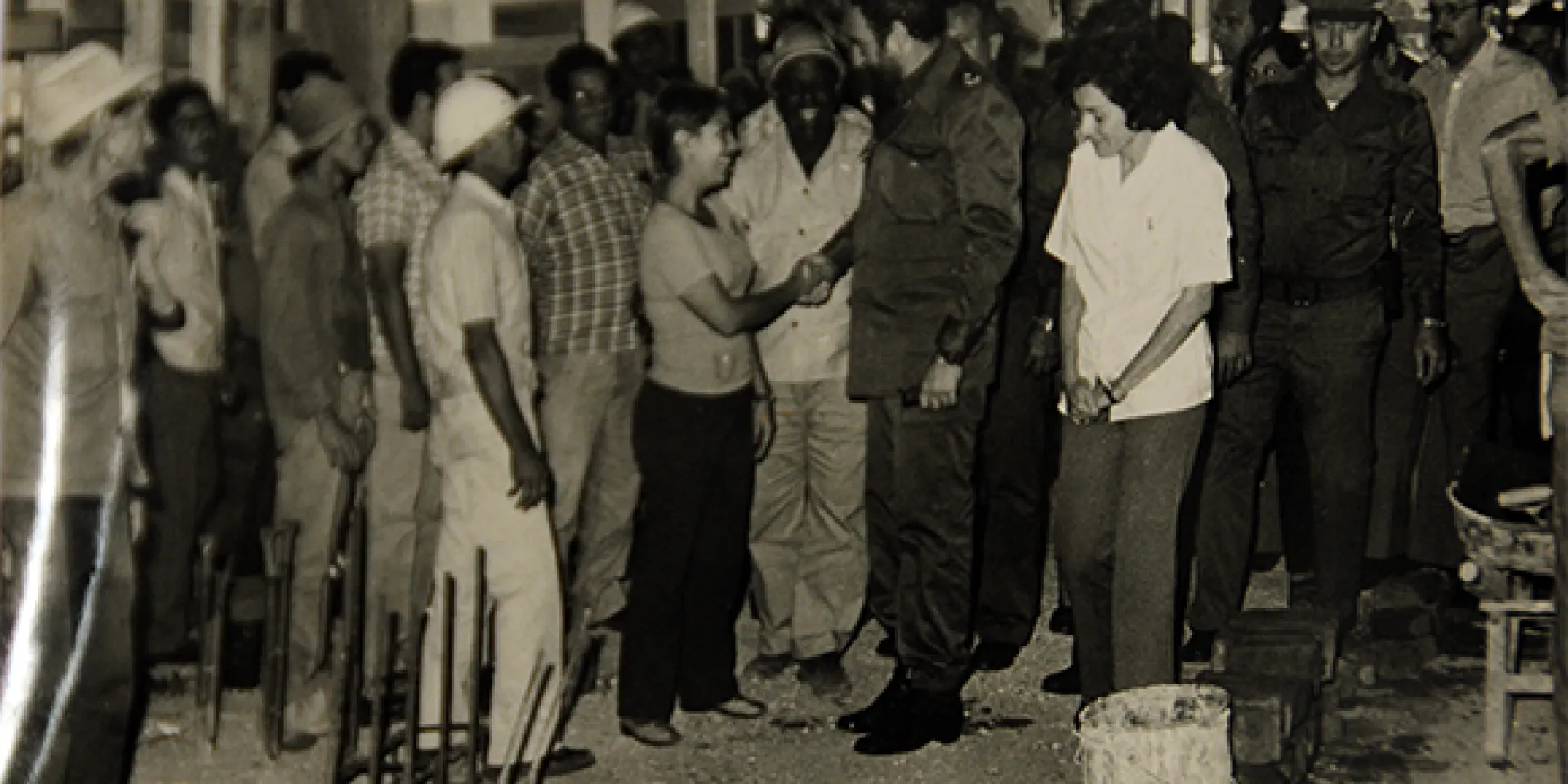 Fidel, como era su costumbre, dialogó con médicos, enfermeras y con obreros que edificaban el hospital pediátrico de Camagüey.