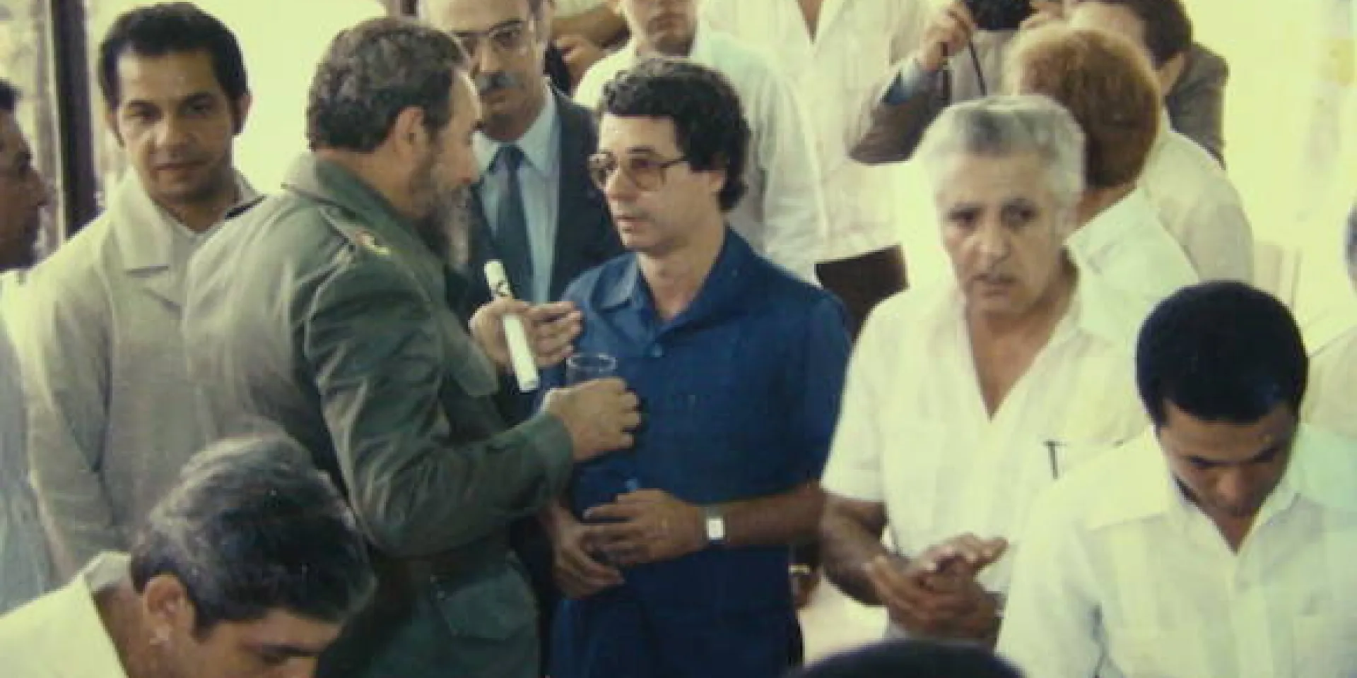 Fidel junto a Frei Betto y un grupo de científicos cubanos en la Inauguración del Centro de Ingeniería Genética y Biotecnología de La Habana. Foto: Cortesía del CIGB