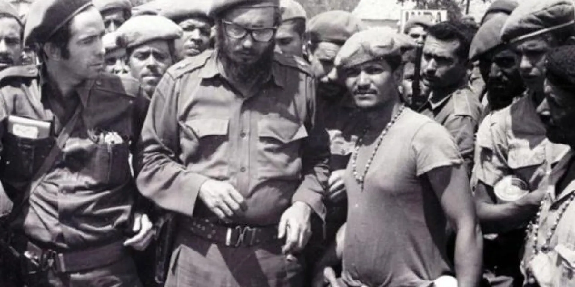 Desde el portal de las oficinas del central Australia donde estaba situada la comandancia, Fidel imparte las ordenes de combate. /Foto: Archivos del diario Granma