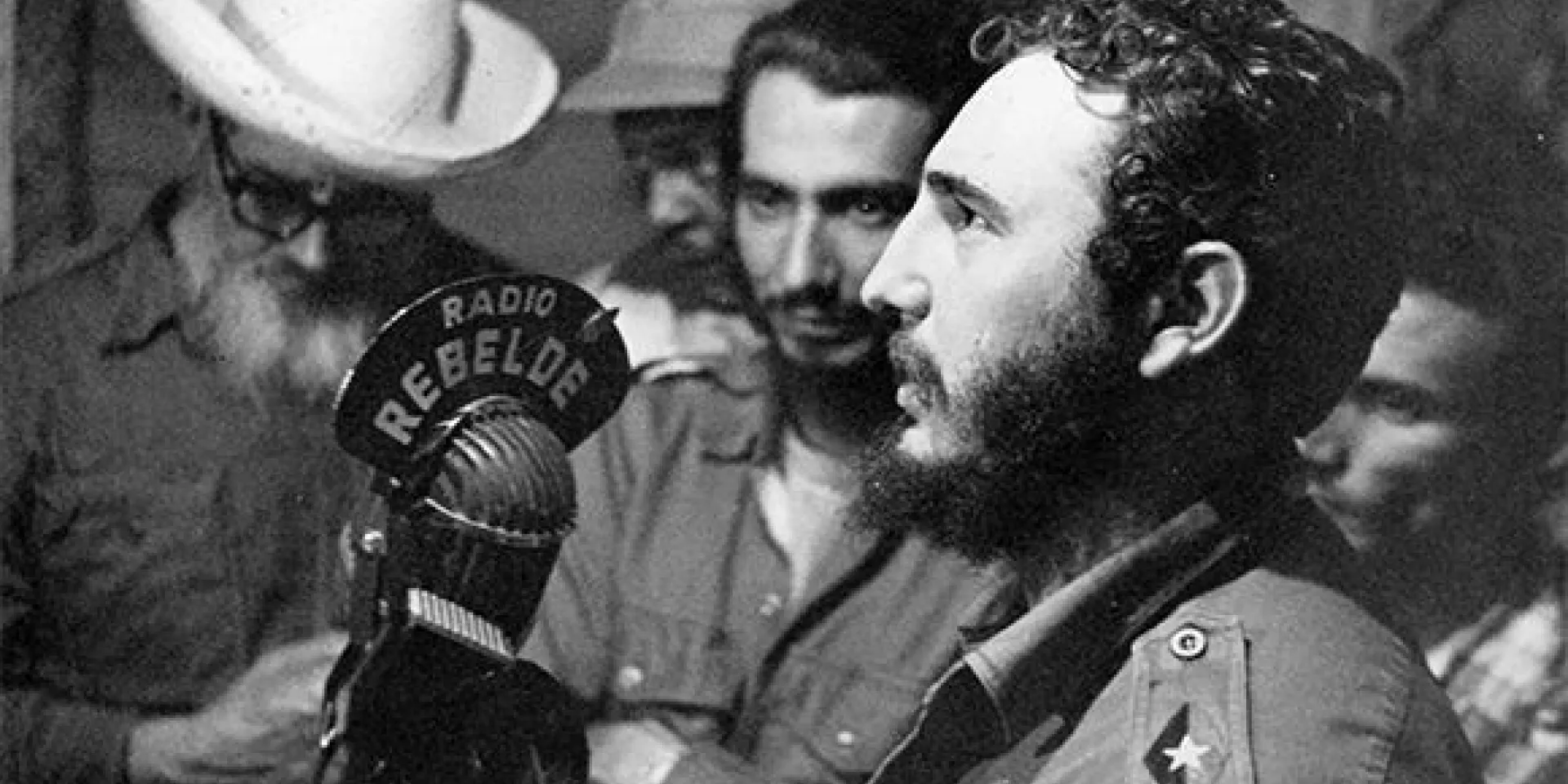 Desde La Plata, en la Sierra Maestra, Fidel le comunica al pueblo la firma de la Ley de Reforma Agraria, el 17 de mayo de 1959 a través de Radio Rebelde. Foto Sitio Fidel Soldado de las Ideas.