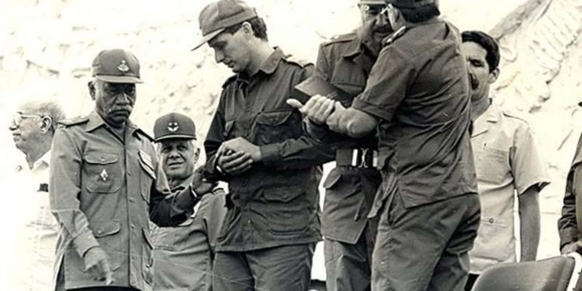 Comandante en Jefe Fidel Castro y el General de Ejército Raúl Castro se abrazan durante el acto por el Día del Miliciano, el 16 de abril de 1997, en la Plaza de la Revolución Ernesto Che Guevara, junto a ellos el actual presidente de Cuba, Miguel Díaz-Canel Bermúdez.