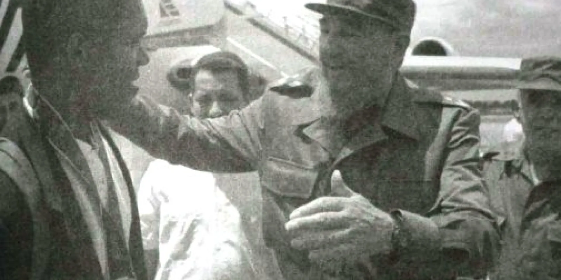 Fidel Castro junto a deportista en el aeropuerto