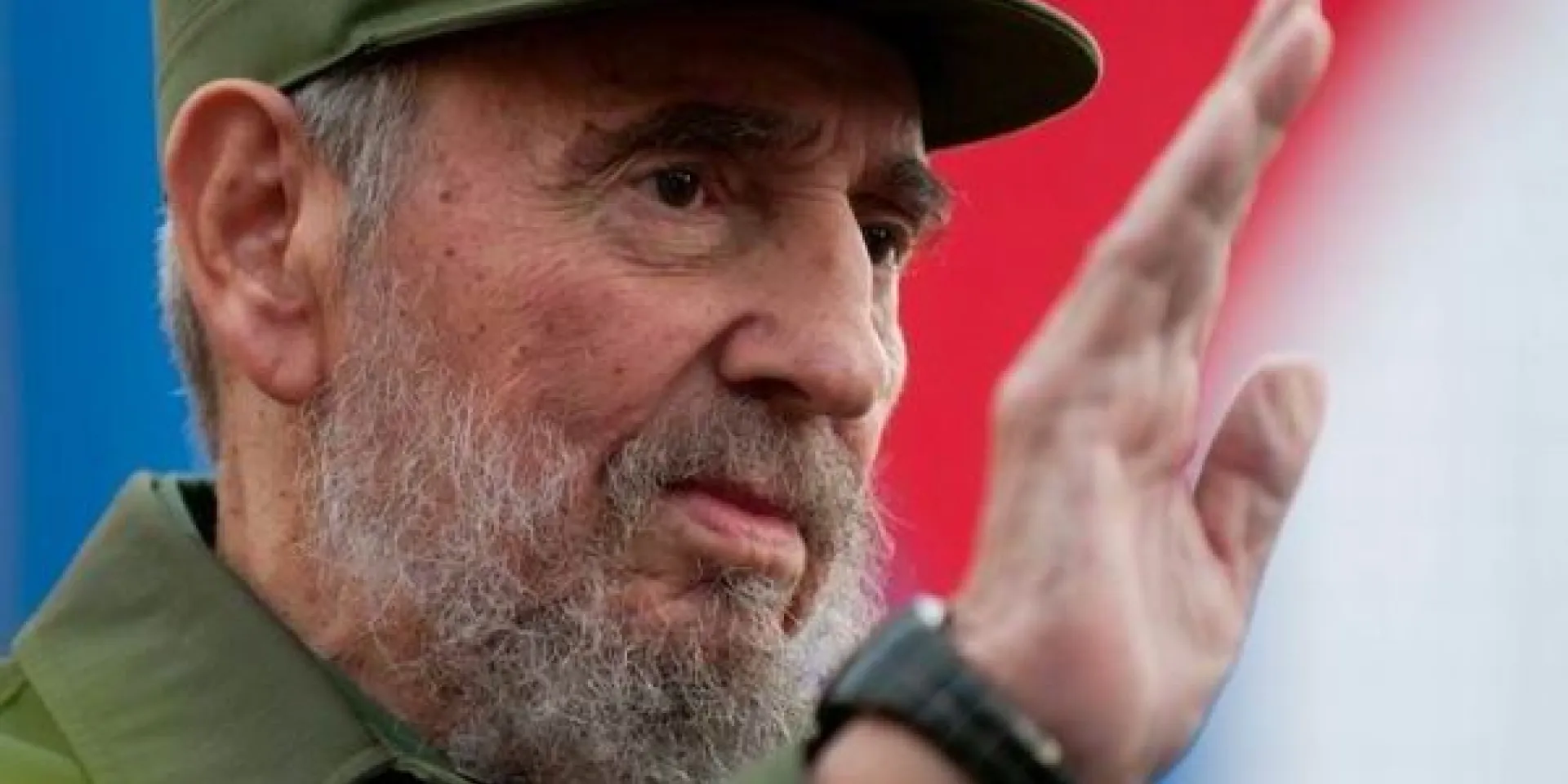 Fidel Castro saluda al pueblo cubano en uno de los actos convocados por la Revolución Cubana