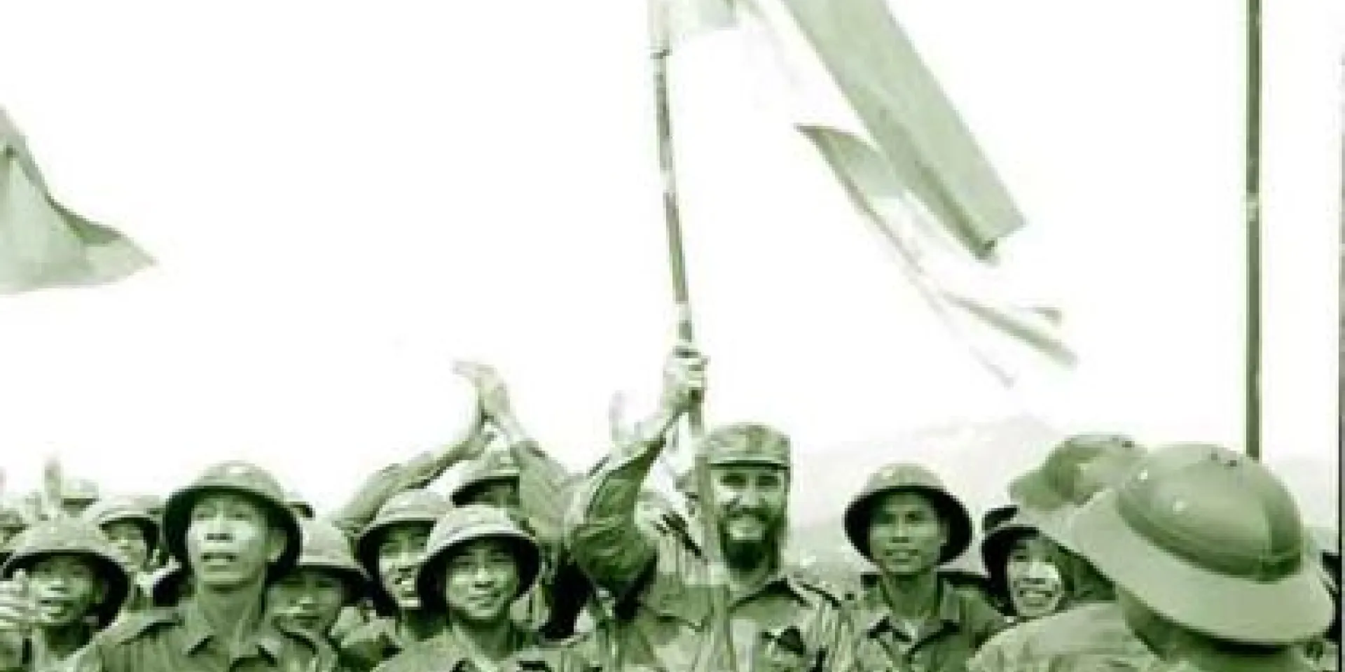 En Cam Lo, en el frente de batalla Fidel arengó a los combatientes vietnamitas: “¡Lleven y coloquen esta bandera invicta en Saigón!” (VNA)