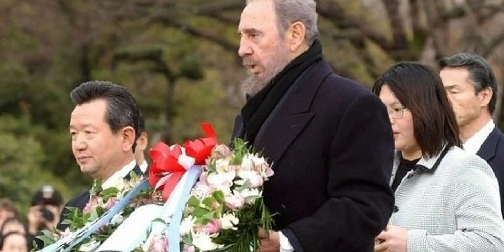 El líder de la Revolución Cubana, Fidel Castro, rinde tributo a las víctimas de la bomba atómica estadounidense que destruyó la ciudad japonesa de Nagasaki. Foto: Archivo.