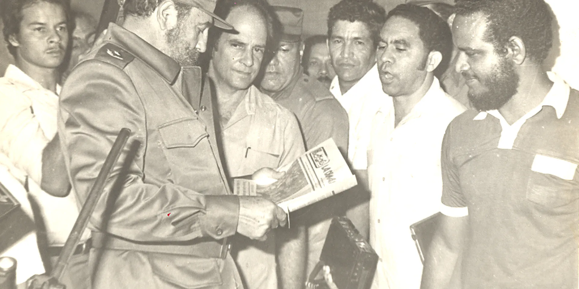 El Comandante en Jefe mira un ejemplar de La Demajagua; en frente, periodistas y trabajadores gráficos