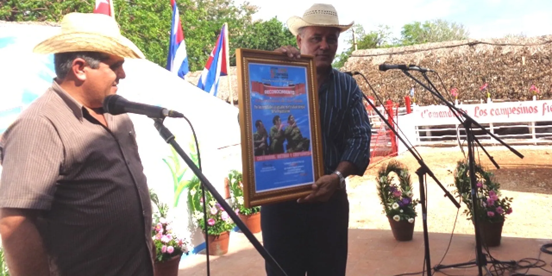 Juan Guerra Gómez, presidente de la ANAP en Las Tunas, recibe el reconocimiento del Buró Nacional de la organización campesina. Foto: Jorge Pérez