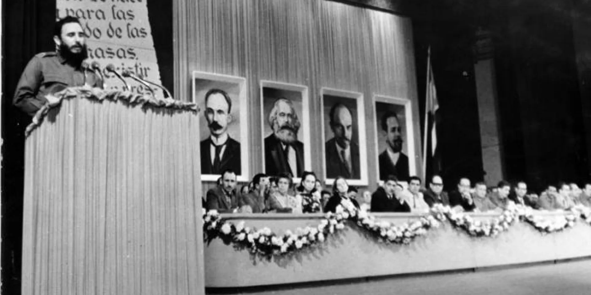 El Comandante en Jefe Fidel Castro presenta a los integrantes del Comité Central del Partido Comunista de Cuba, da lectura a la carta de despedida del Che, y anuncia la creación del periódico Granma. Foto: Jorge Oller