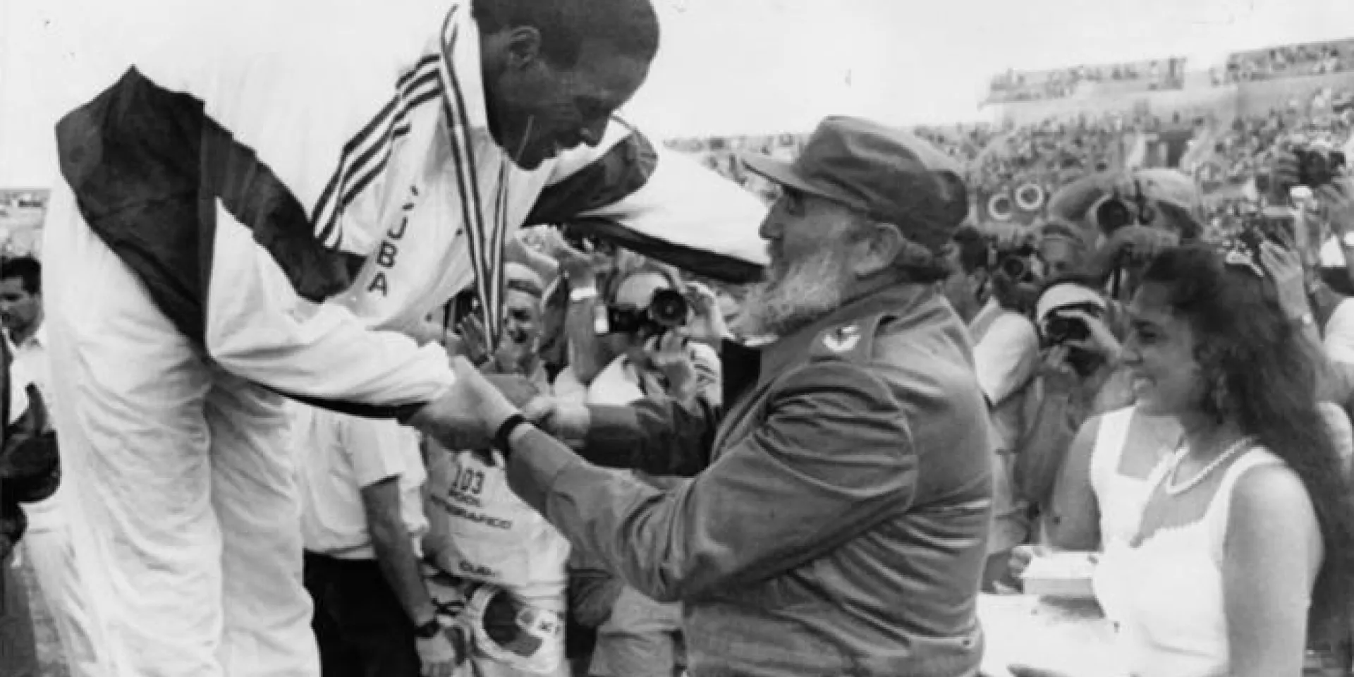 Fidel na entrega da medalha de ouro a Javier Sotomayor, nos Jogos Pan-americanos, Havana 1991. Photo: RAÚL LÓPEZ SÁNCHEZ