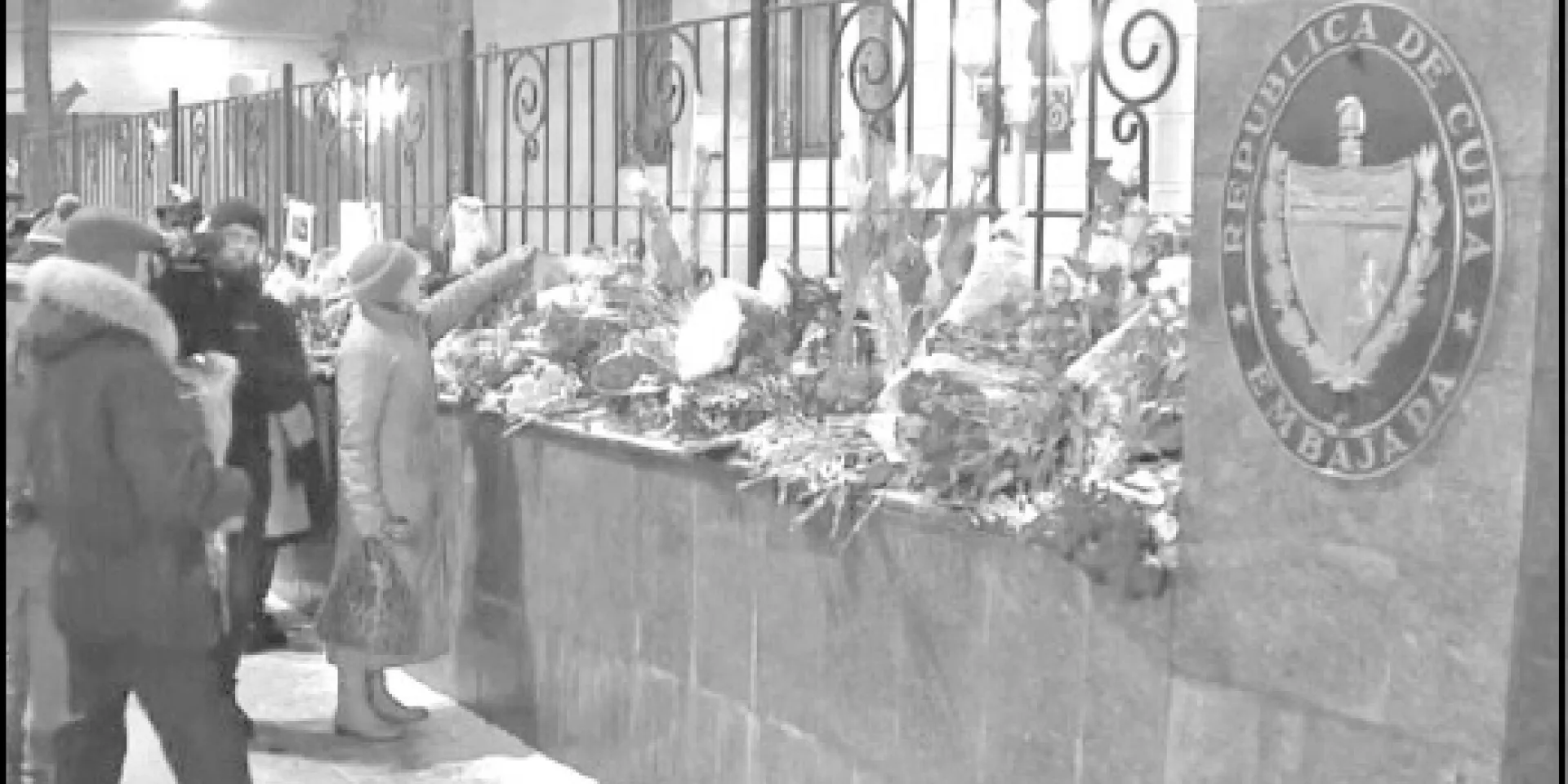 Desde la capital rusa, en la embajada cubana, ha sido constante el flujo de personas con flores para homenajear a Fidel.