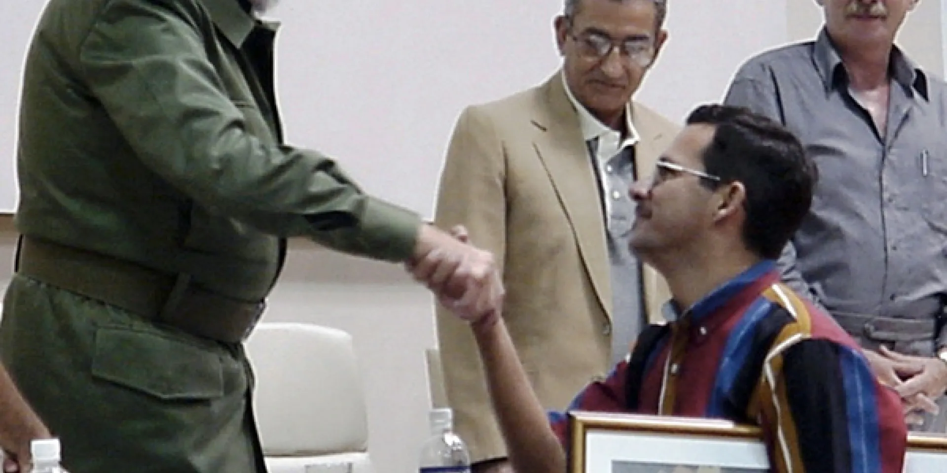 De manos del Comandante en Jefe Fidel Castro Ruz y en nombre del colectivo del periódico espirituano Escambray, Enrique Ojito Linares recibe el Gran Premio Acumulativo del II Festival Nacional de la Prensa Escrita en el 2000. Foto: Cortesía del entrevistado.