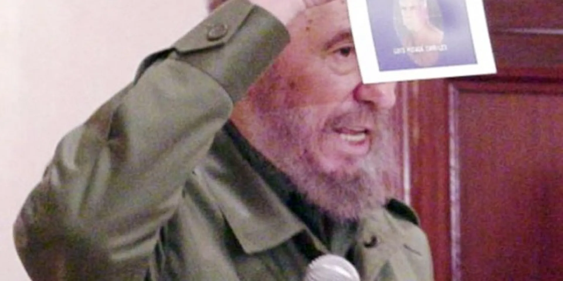 El Comandante en Jefe Fidel Castro Ruz denuncia, ante la opinión pública, el intento de atentado planificado por Luis Posada Carriles y sus secuaces en el Paraninfo de la Universidad de Panamá. Foto: Periódico Granma