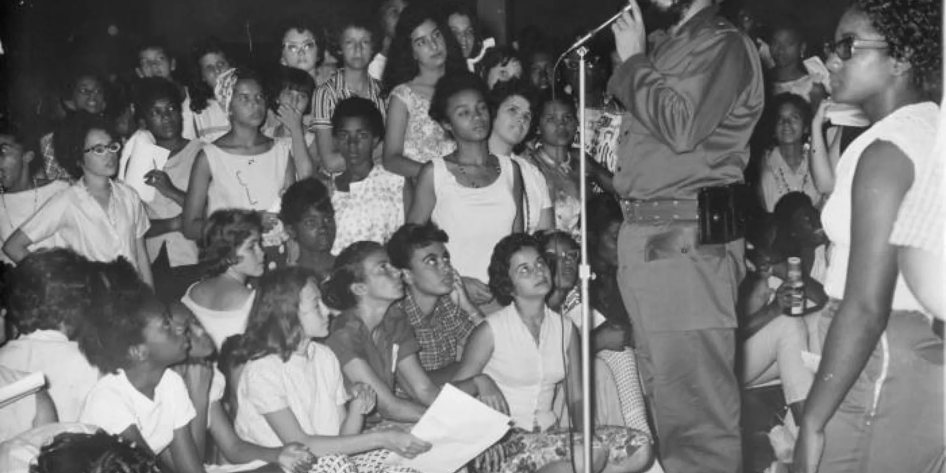 Fidel Castro junto a jóvenes alfabetizadores. Foto: Archivo de Granma