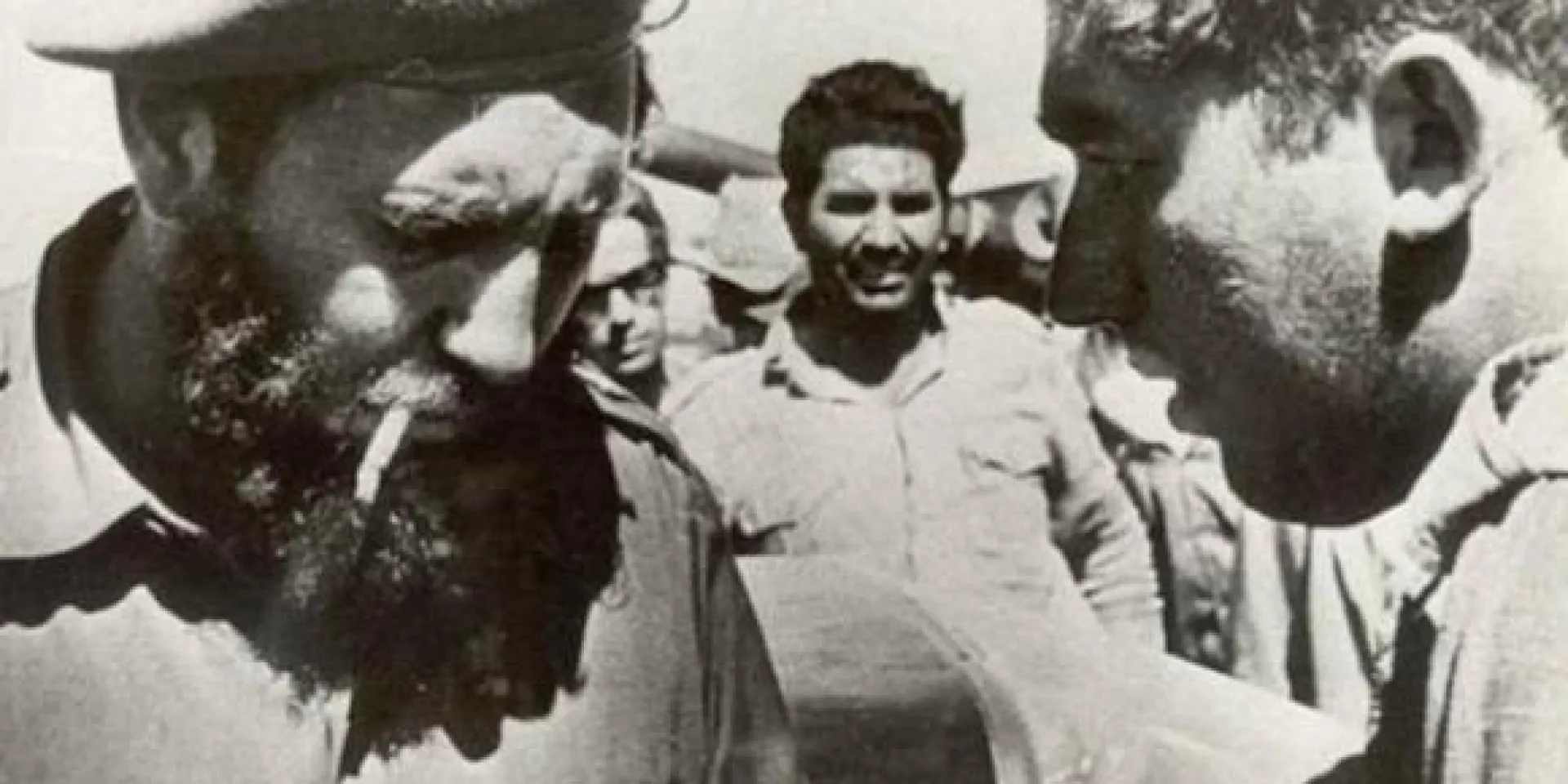 Fidel Castro y el periodista Luis Báez, en Girón, 1961