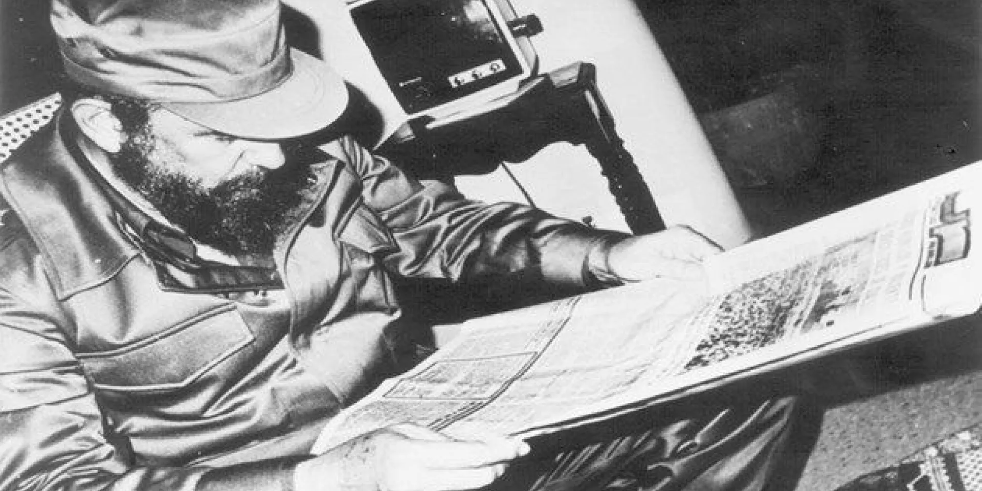 Fidel Castro leyendo el periódico Juventud Rebelde.Tomado de Sitio Fidel Soldado de las Ideas
