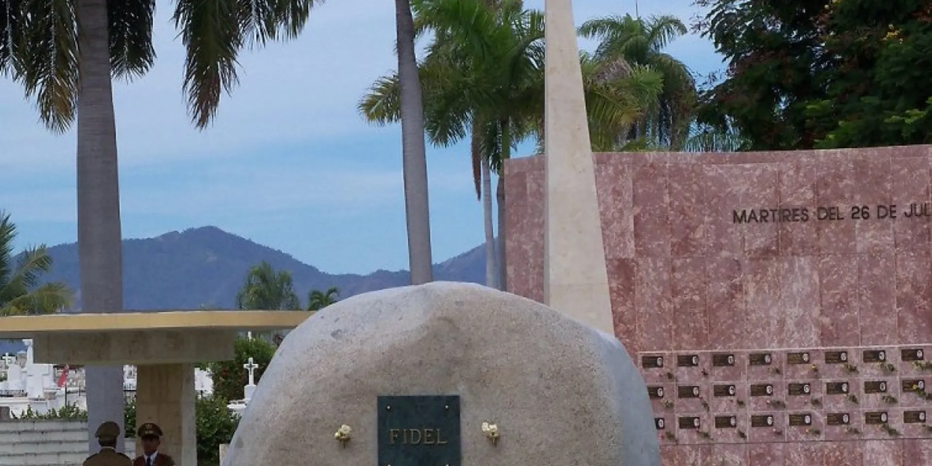 Una de las palomas que pueden verse en las cercanías del monumento funerario que atesora las cenizas de Fidel Autor: Jorge Luis Guibert