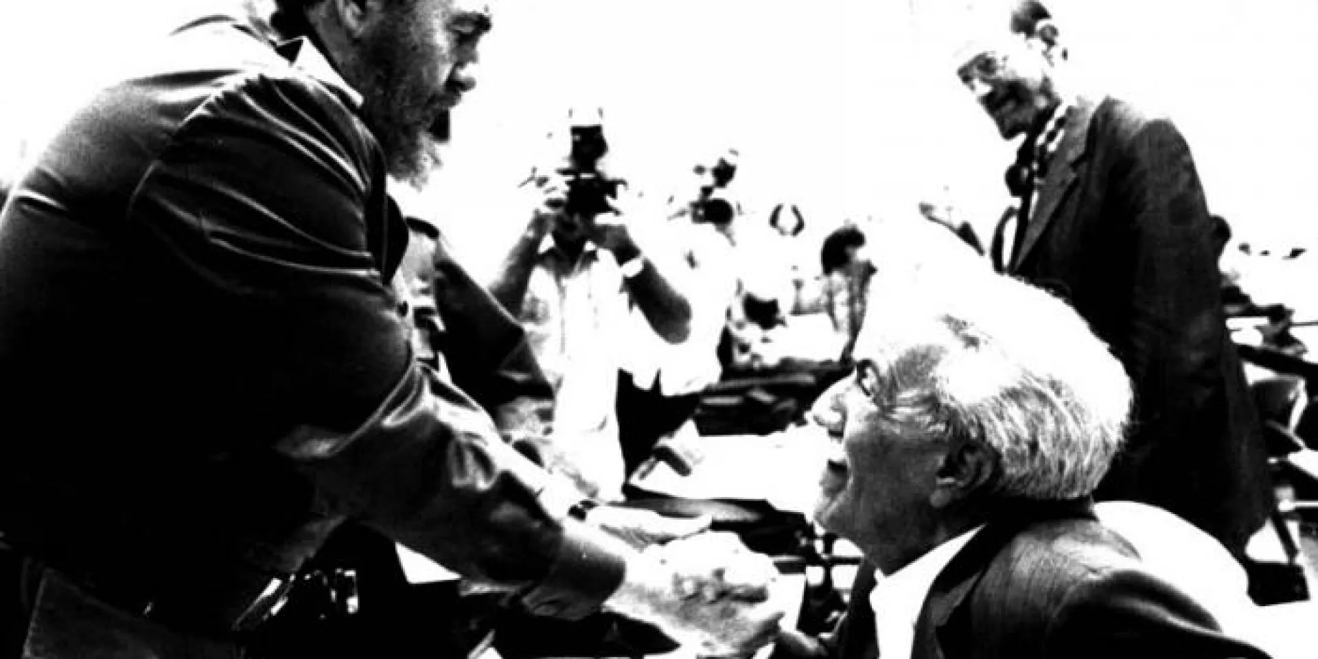 Fidel con Jesús Orta Ruiz, el Indio Naborí, en el VI Congreso de la UNEAC