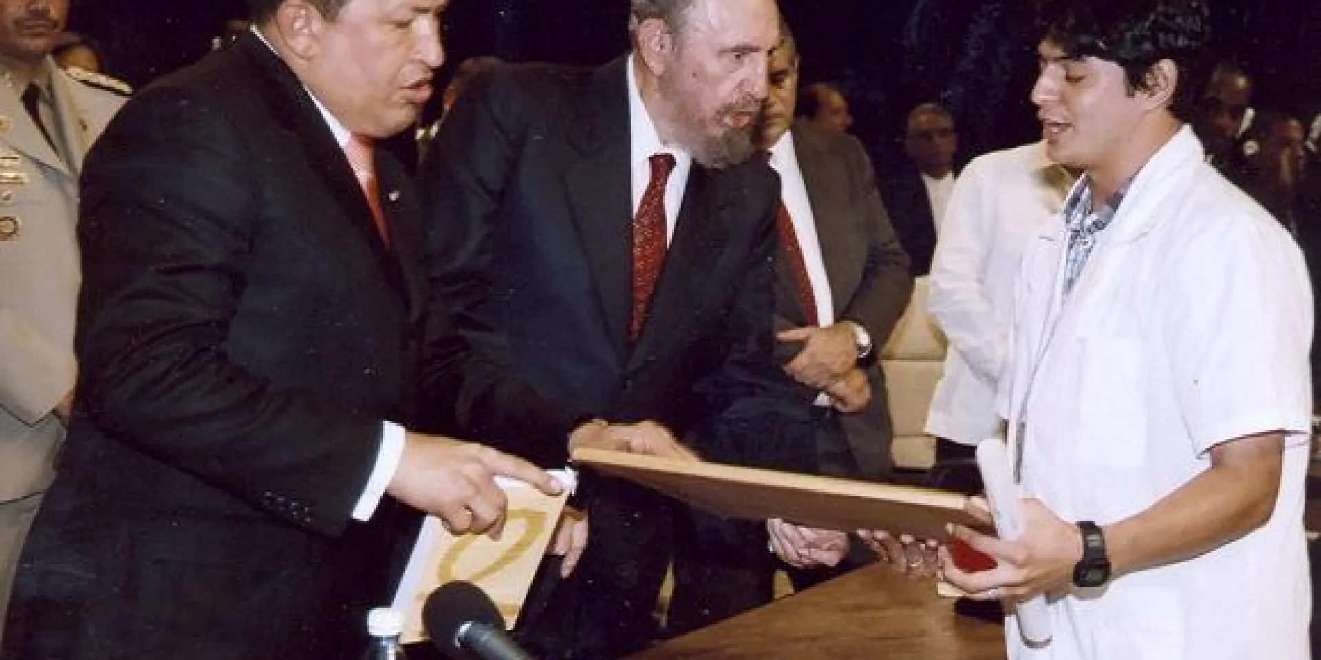 Fidel, Chávez y otros mandatarios y personalidades de América Latina y el Caribe presidieron la Primera Graduación de la Escuela Latinoamericana de Medicina (ELAM), 20 de agosto de 2005. Foto: Estudios Revolución