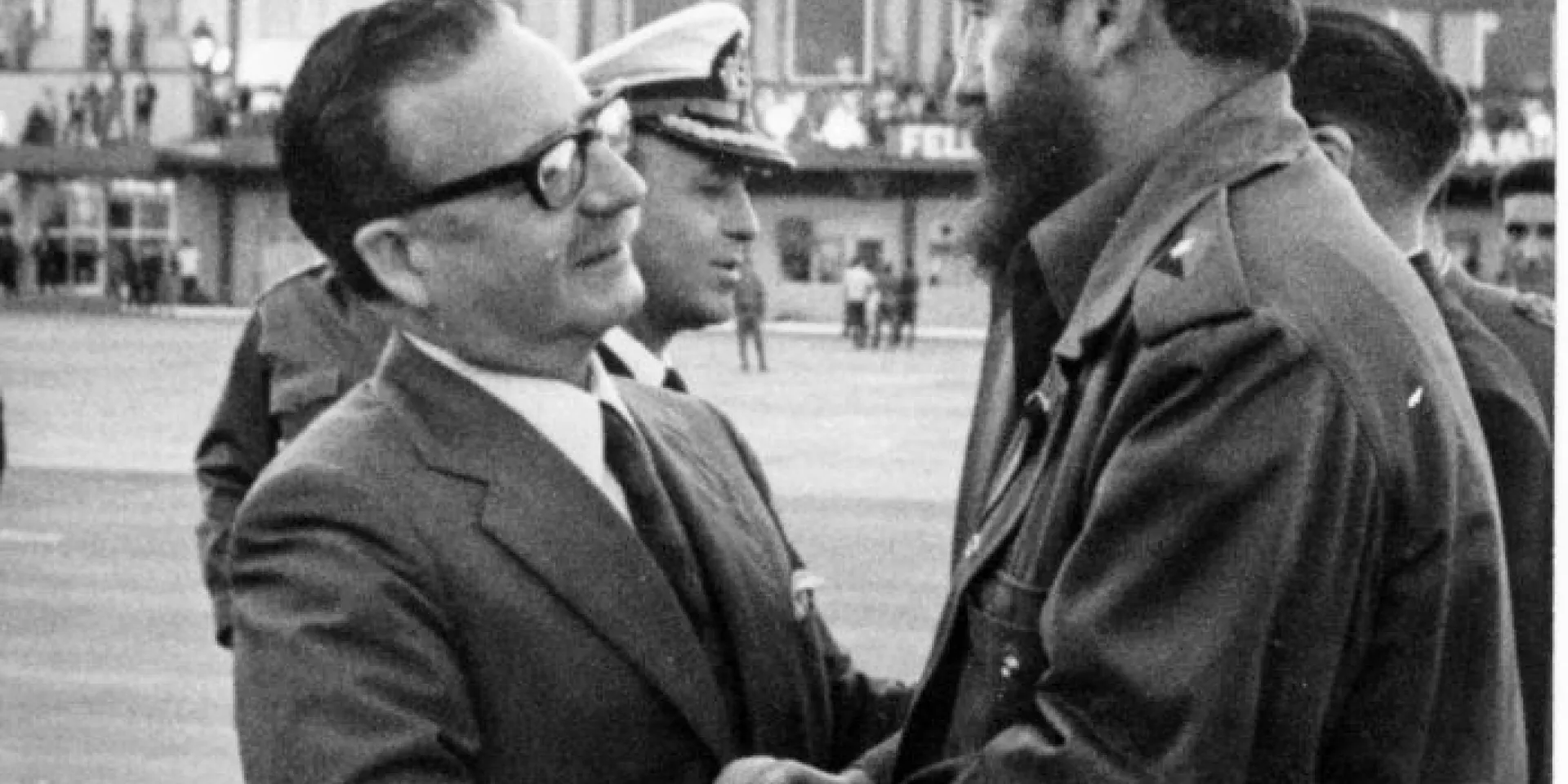El Comandante en Jefe Fidel Castro, despide a Salvador Allende, presidente de Chile, al concluir su visita oficial a Cuba. Foto: Jorge Oller