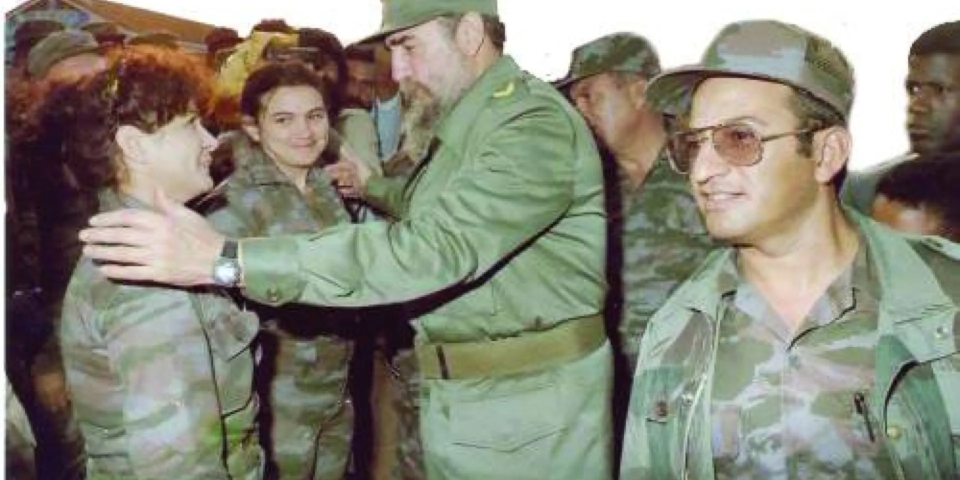 O Comandante-em-chefe conhecia todos os detalhes do terreno e dos combatentes, com quem compartilhava experiências, como com essas duas jovens. Ao seu lado, o atual ministro das FAR, general de corpo do Exército Leopoldo Cintra Frías. Photo: Archivo