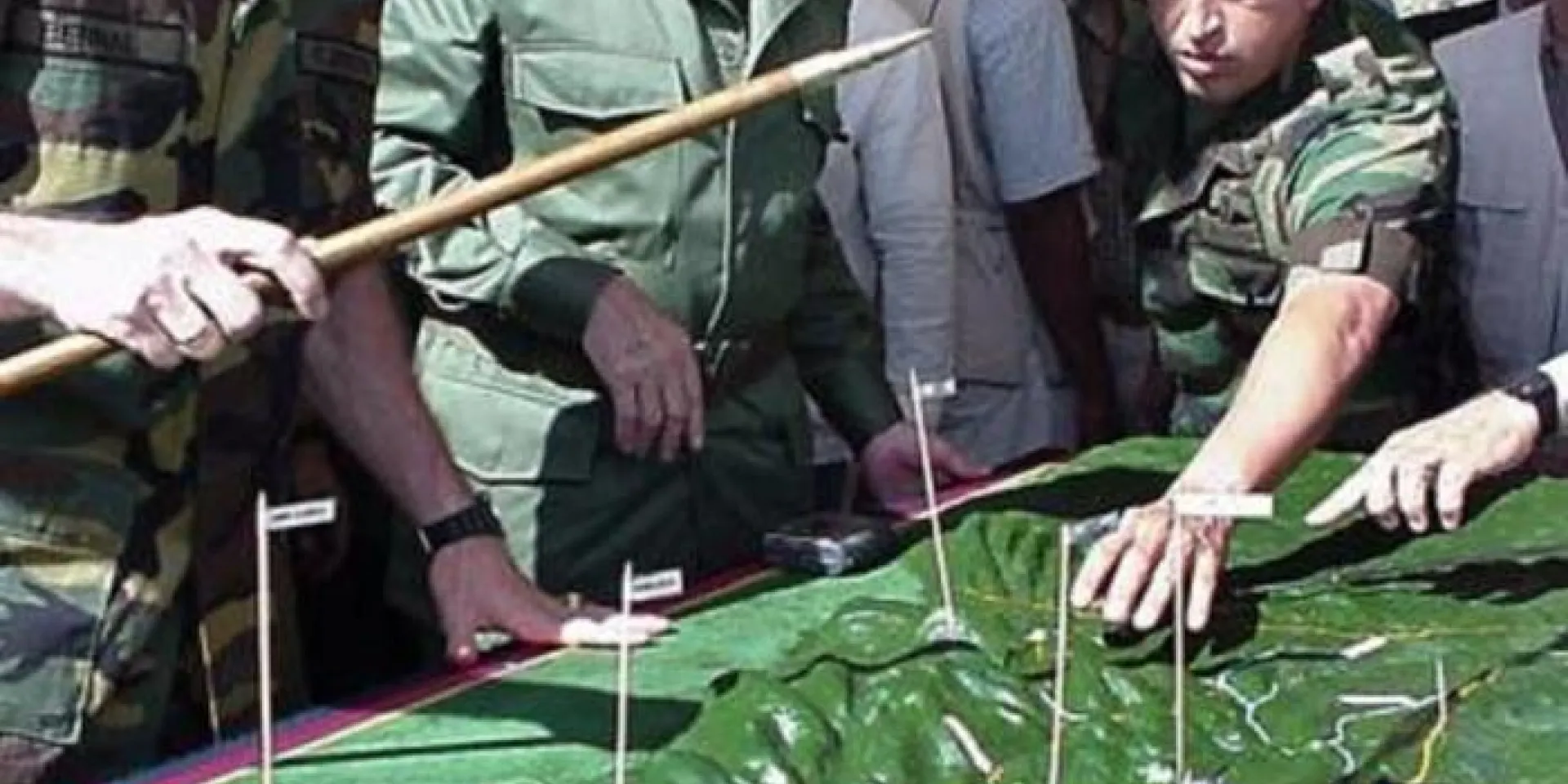 Davanti a un plastico dello scenario, Fidel e Chávez hanno riprodoto in tuti i suoi dettagli la battaglia di Carabobo. Foto: Archivio di Granma