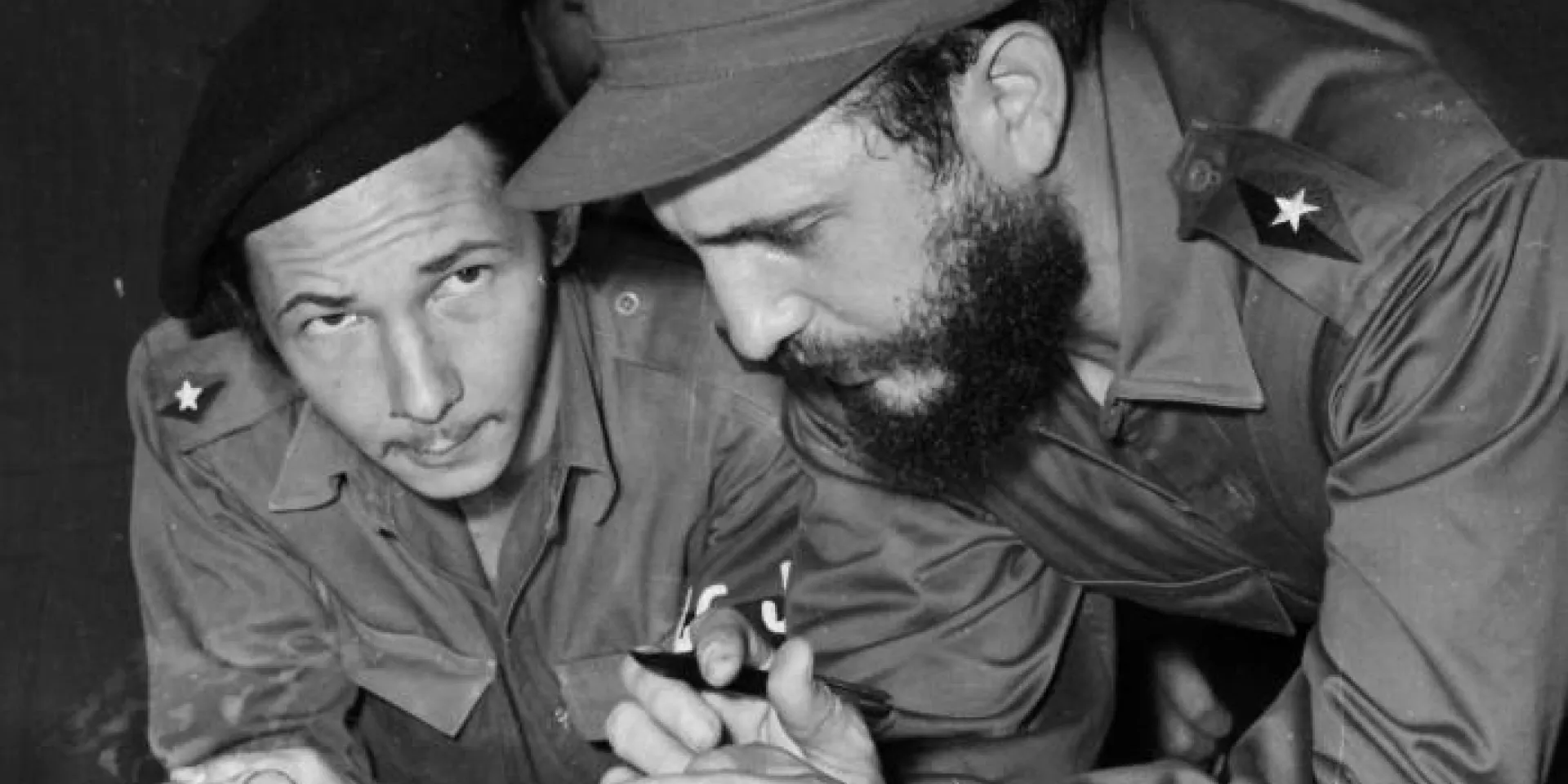 Raúl Castro junto a su hermano Fidel Castro Ruz