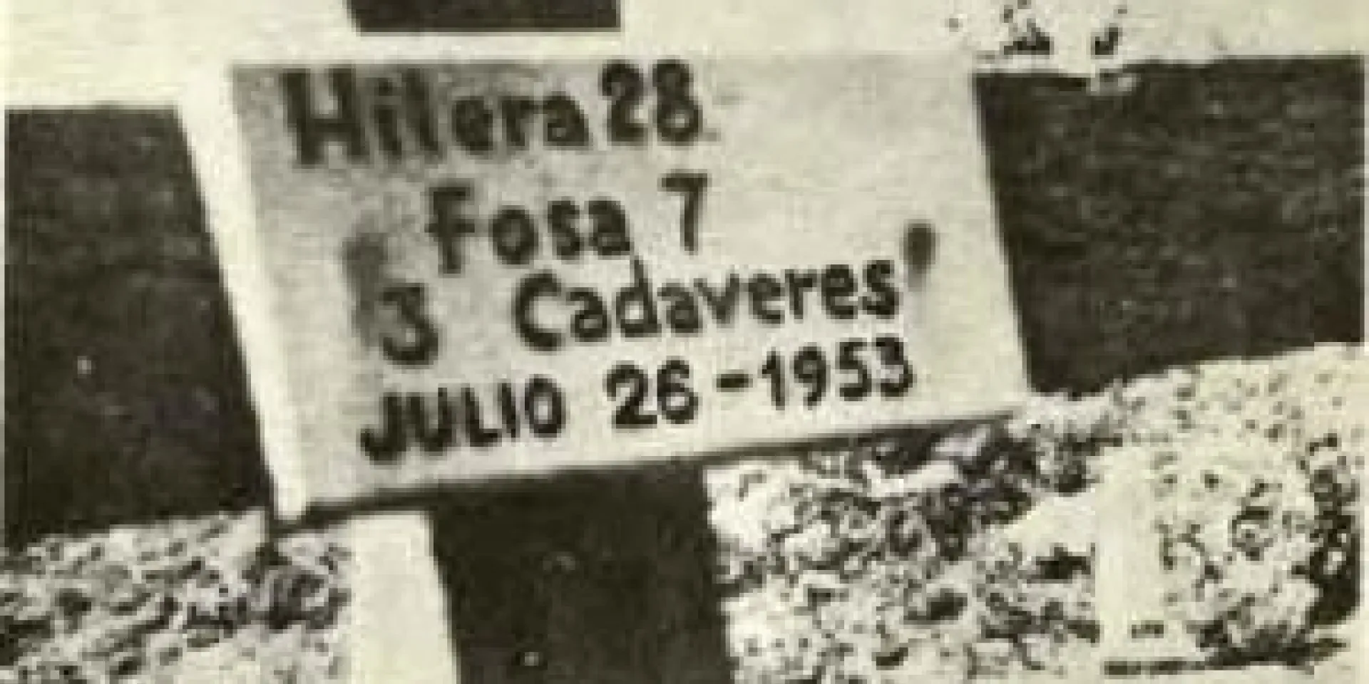 “A las cruces agregó [Castelnaux] unas tablitas con letras negras que señalaba fosa tal, tantos cadáveres”, relataría Gloria Cuadras en sus memorias. ( Fotocopia La Generación del Centenario en el juicio del Moncada)