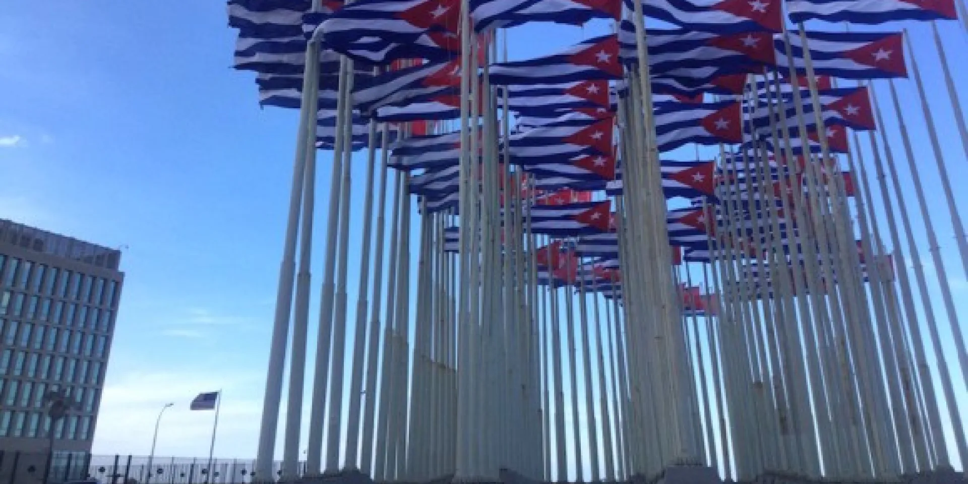El Monte de la Banderas, frente a la Embajada de Estados Unidos en La Habana, este 31 de diciembre. Foto: @guaguap11