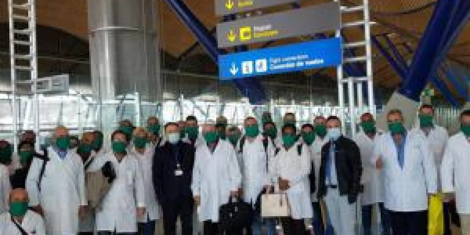 Gustavo Machín Gómez, embajador de Cuba en España y concurrente en Andorra, recibió en el aeropuerto de Barajas, en Madrid, España, a la brigada médica cubana. Foto: Tomada de la cuenta en Twitter de Gustavo Machín.