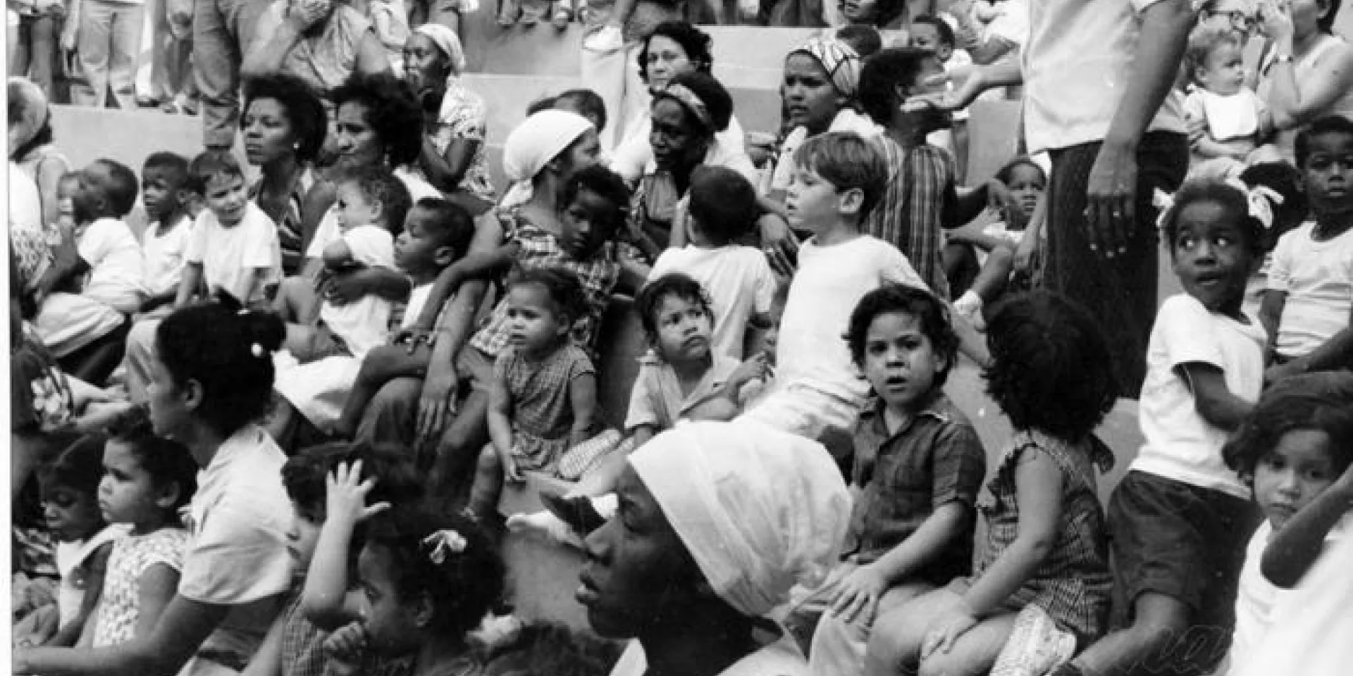Un grupo de niños recién rescatados junto a sus Educadoras y familiares muestran sus caritas impresionadas por el incendio de su círculo. Foto: Fernández, Aramís