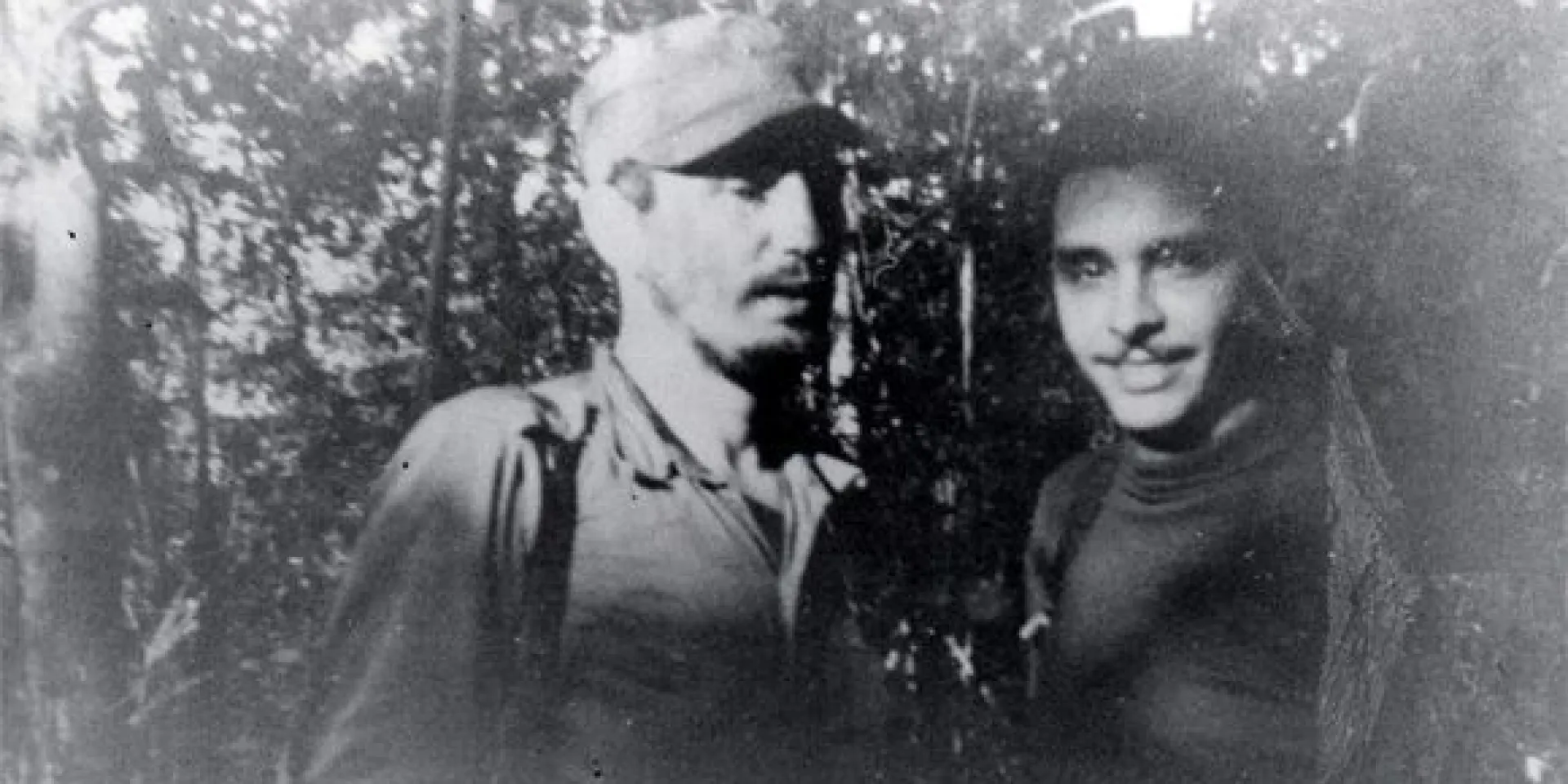Fidel junto a Frank País, durante la primera reunión de la Dirección Nacional del Movimiento 26 de Julio, en la Finca de Epifanio Díaz campesino colaborador del Ejército Rebelde, 17 de febrero de 1957. Foto: Oficina de Asuntos Históricos del Consejo de Estado