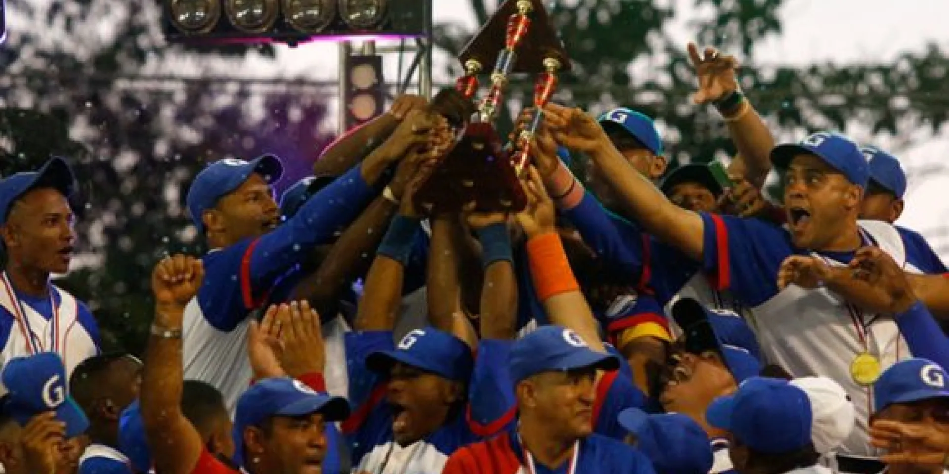 Los granmenses levanta el trofeo de Campeones Nacionales de Béisbol en la Serie 56