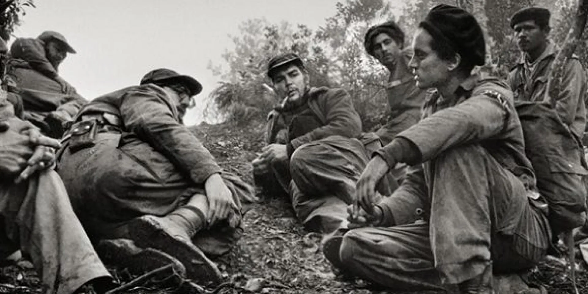 Fidel y el Che junto a otros guerrilleros de la Sierra.