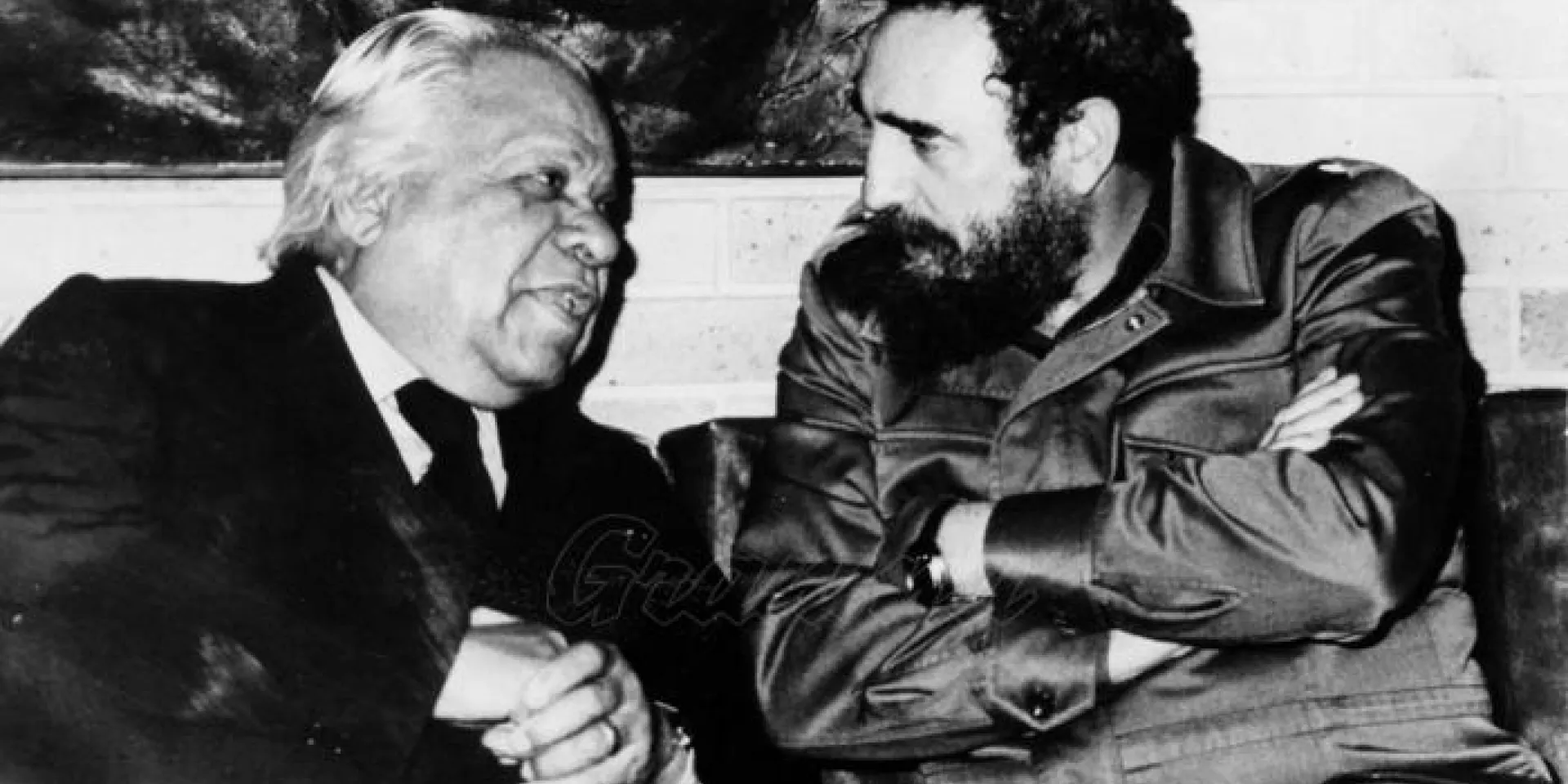 Fidel y Guillén, quien en su verso y en su prosa abrazó las más nobles causas. Foto: Archivo de Granma