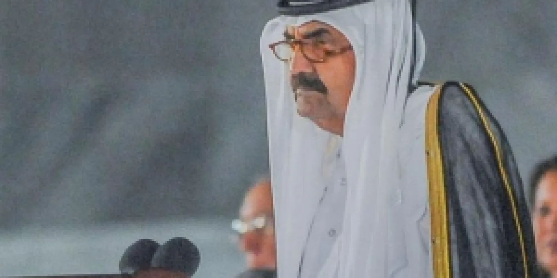 Emir padre Hamad bin Jalifa Al Thani, en representación del Estado de Catar