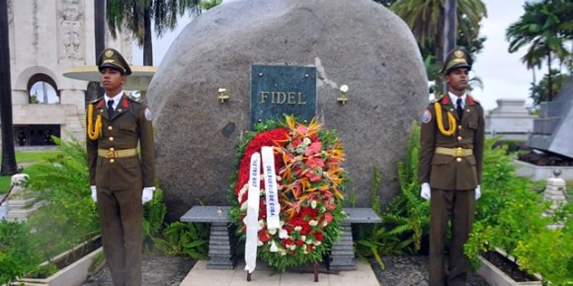 El tributo estuvo presidido por su compañero de lucha, el Comandante de la Revolución Ramiro Valdés Menéndez, y por las máximas autoridades del Partido y del Gobierno en Santiago de Cuba. Foto: Jorge Luis Guibert García/ Sierra Maestra
