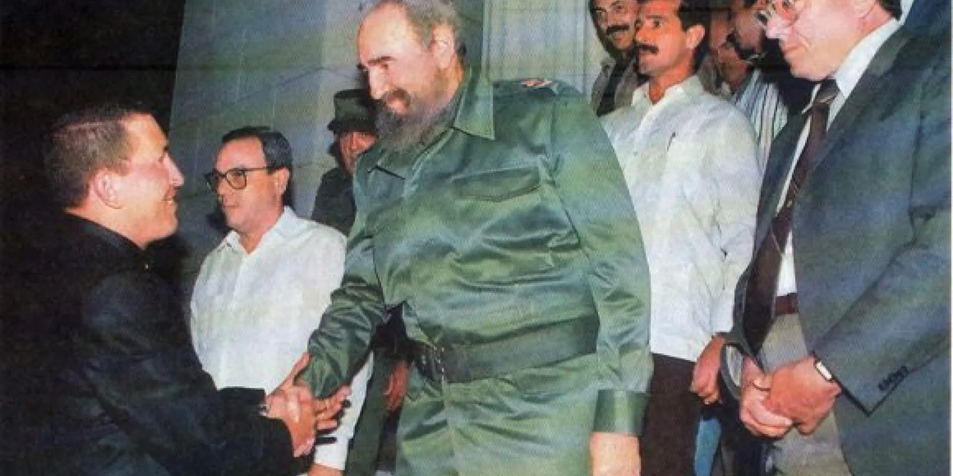 Fidel recibe a Hugo Chávez en la Universidad de La Habana, el 14 de diciembre de 1994. Foto: Estudios Revolución / Sitio Fidel Soldado de las Ideas