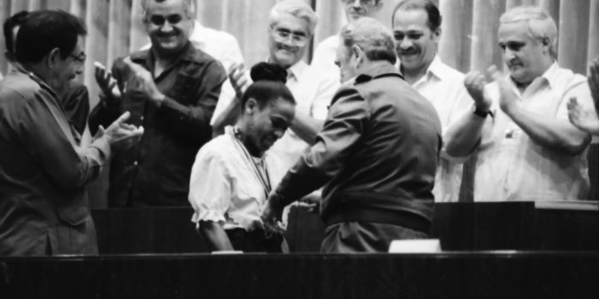 Al regreso de la delegación, Fidel, en presencia de Raúl, reconoce a la corredora Ana Fidelia Quirot. Foto: Ricardo López Sánchez