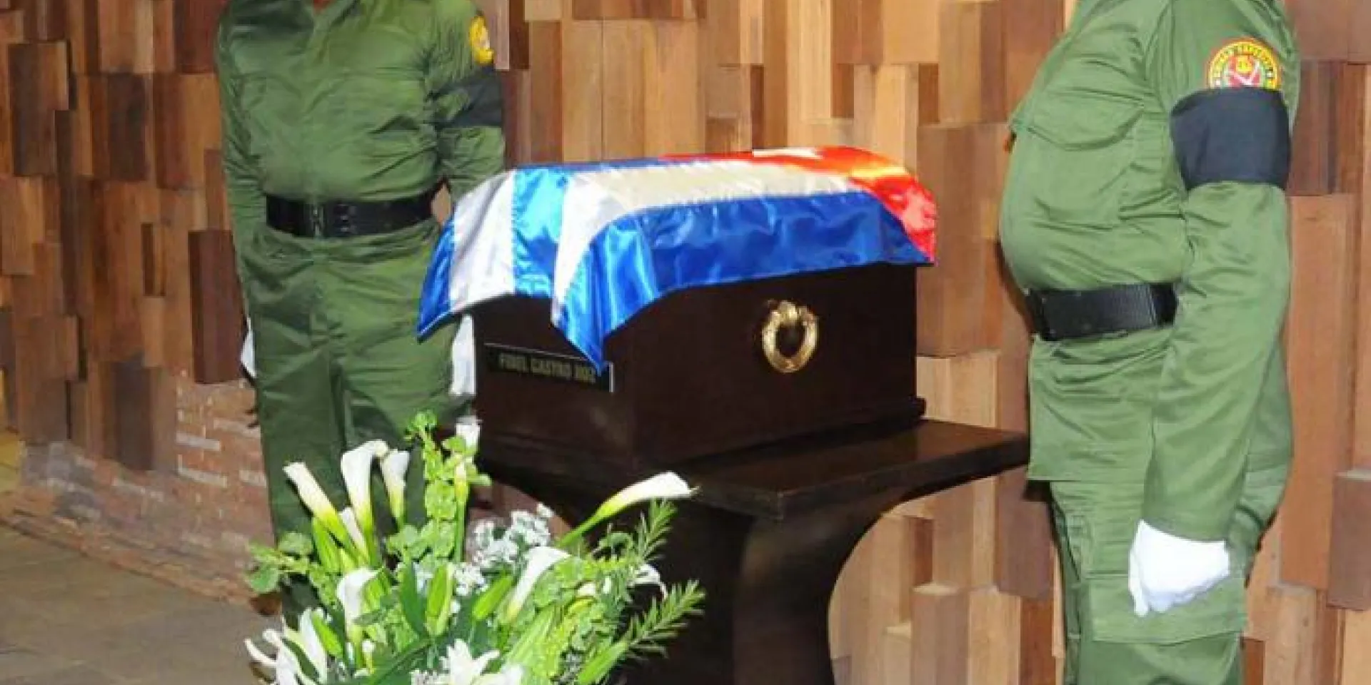 En el mismo lugar donde Villa Clara custodia los restos mortales del Che descansa Fidel en la primera parada de su travesía. foto:Juvenal Balán